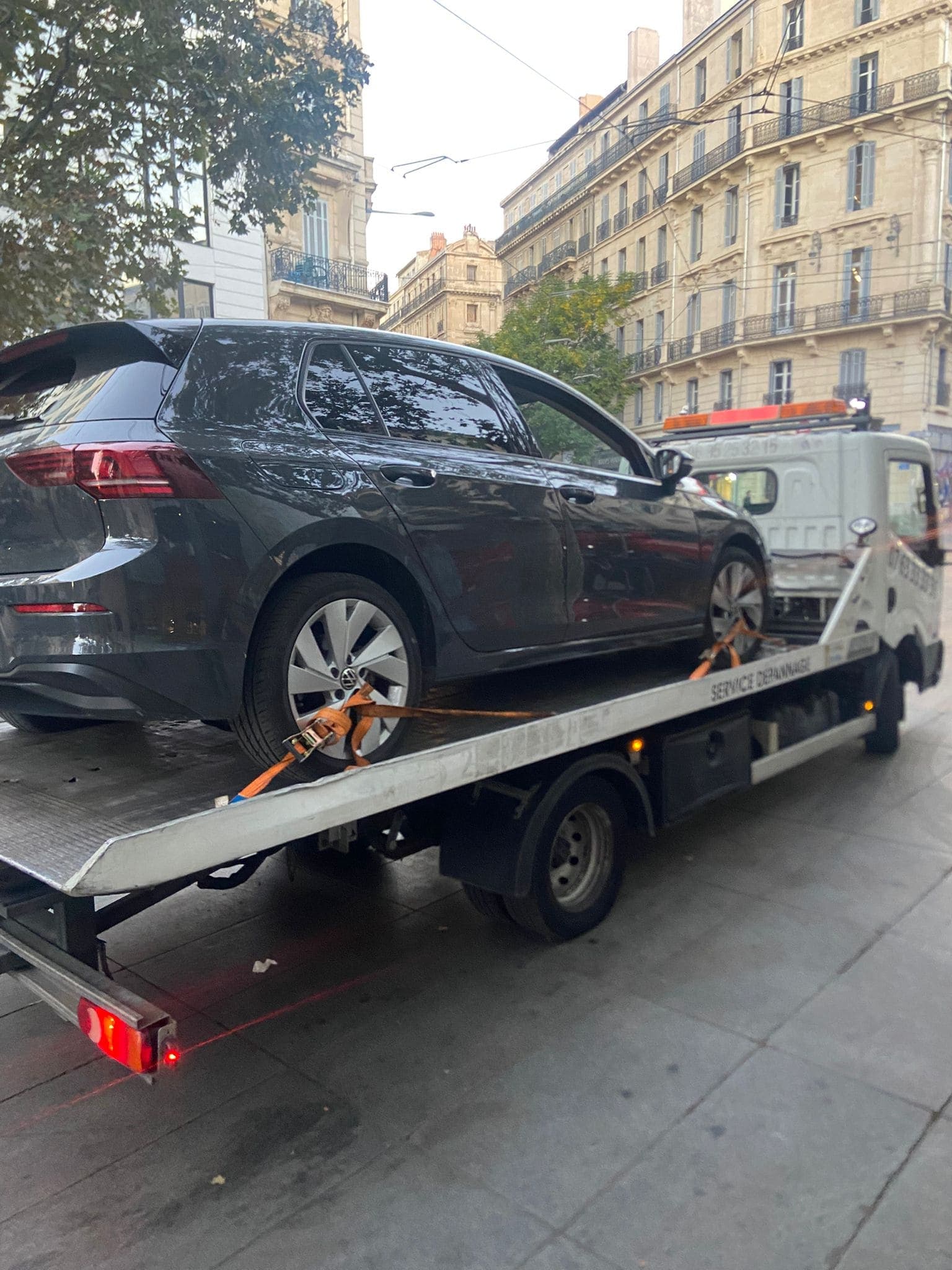 Voiture chargée pour un remorquage à Marseille